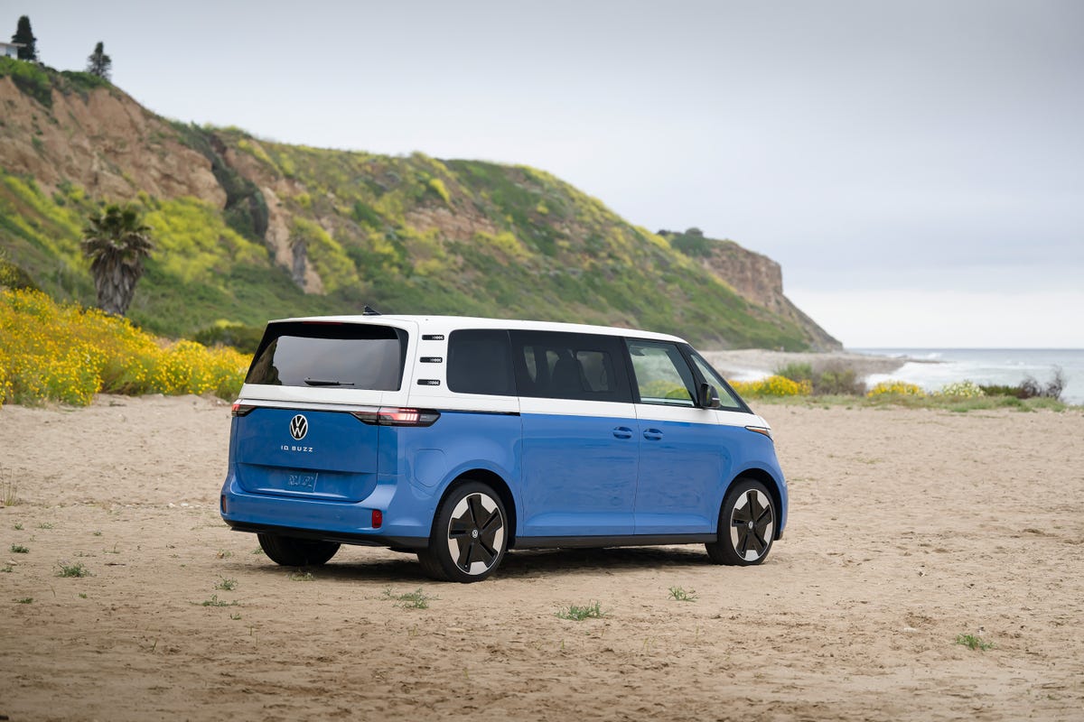 Vista trasera del VW ID Buzz, todavía en la playa