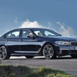 BMW M550i xDrive Sedan de 2021, con un rendimiento superior