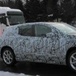 El SUV Mercedes-Benz EQS 2023 saca un tráiler en un video reciente espía