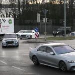 Se vió un convoy de sedanes y camionetas Mercedes-Benz Clase C 2022