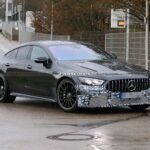 Vehículo híbrido enchufable de 4 puertas Mercedes-AMG GT 73e 2022 con mínimo camuflaje