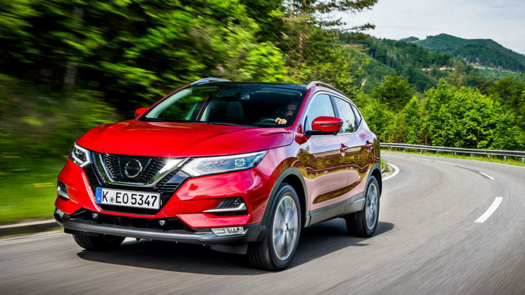 Analizamos 7 SUV compactos básicos: ¿Cuándo son interesantes? Sexto A pesar de ser un veterano -nació su sucesor-, el Nissan Qashqai sigue siendo uno de los SUV compactos más vendidos del país, en la categoría donde compiten modelos más modernos como Peugeot 3008, Hyundai Tucson o Volkswagen Tiguan.