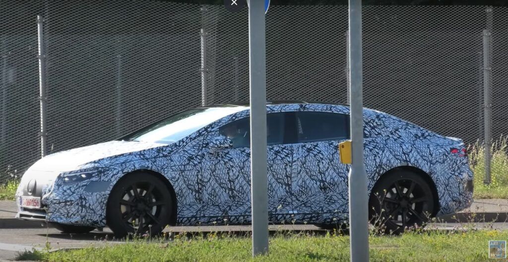 El sedán eléctrico Mercedes-Benz EQS exhibe algunas especificaciones en un video espía