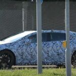 El sedán eléctrico Mercedes-Benz EQS exhibe algunas especificaciones en un video espía