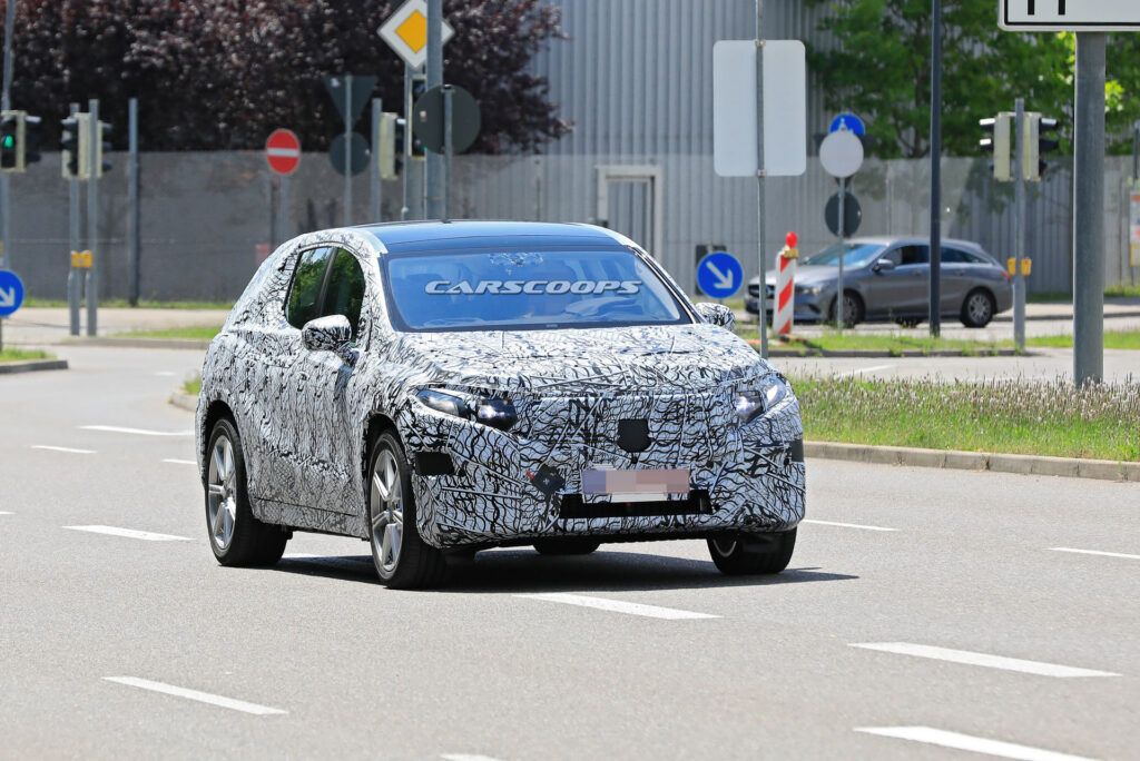Enigmático prototipo de Mercedes-Benz EQ visto en la carretera