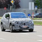 Enigmático prototipo de Mercedes-Benz EQ visto en la carretera