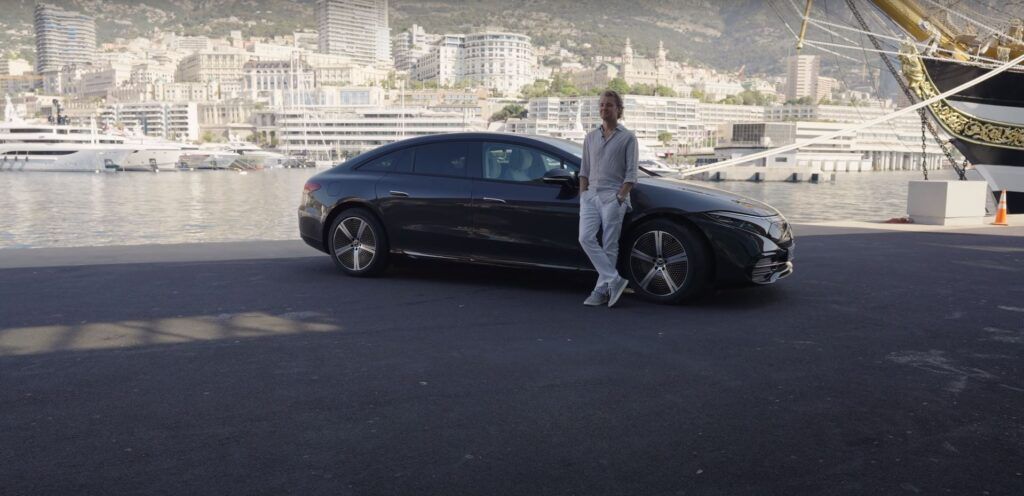 El ex- campeón de Fórmula 1 Nico Rosberg conduce Mercedes EQS en Mónaco