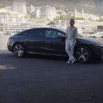 El ex- campeón de Fórmula 1 Nico Rosberg conduce Mercedes EQS en Mónaco