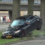 Mercedes-AMG C63 intenta derrapar y choca contra un árbol