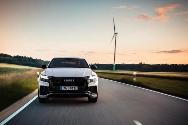 Audi Q8 TFSI y frontal dinámico