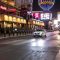 Mercedes-Benz EQC: Estreno en CES 2019 en Las Vegas. Mercedes-Benz EQC: estreno estadounidense en CES Las Vegas 2019. El nuevo Mercedes-Benz EQC celebrará su estreno en EE. UU. En el International Consumer Electronics Show 2019 en Las Vegas. (Consumo total de electricidad: 22,2 kWh / 100 km; emisiones totales de dióxido de carbono: 0 g / km, cifras provisionales); Consumo total de electricidad: 22,2 kWh / 100 km; Emisiones totales de dióxido de carbono: 0 g / km, datos preliminares g / km, datos temporales) detalles); Consumo total de electricidad: 22,2 kWh / 100 km, emisiones totales de CO2: 0 g / km, cifras provisionales *