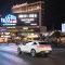 Mercedes-Benz EQC: Estreno en CES 2019 en Las Vegas. Mercedes-Benz EQC: estreno estadounidense en CES Las Vegas 2019. El nuevo Mercedes-Benz EQC celebrará su estreno en EE. UU. En el International Consumer Electronics Show 2019 en Las Vegas. (Consumo total de electricidad: 22,2 kWh / 100 km; emisiones totales de dióxido de carbono: 0 g / km, cifras provisionales); Consumo total de electricidad: 22,2 kWh / 100 km; Emisiones totales de dióxido de carbono: 0 g / km, datos preliminares g / km, datos temporales) detalles); Consumo total de electricidad: 22,2 kWh / 100 km, emisiones totales de CO2: 0 g / km, cifras provisionales *