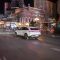 Mercedes-Benz EQC: Estreno en CES 2019 en Las Vegas. Mercedes-Benz EQC: estreno estadounidense en CES Las Vegas 2019. El nuevo Mercedes-Benz EQC celebrará su estreno en EE. UU. En el International Consumer Electronics Show 2019 en Las Vegas. (Consumo total de electricidad: 22,2 kWh / 100 km; emisiones totales de dióxido de carbono: 0 g / km, cifras provisionales); Consumo total de electricidad: 22,2 kWh / 100 km; Emisiones totales de dióxido de carbono: 0 g / km, datos preliminares g / km, datos temporales) detalles); Consumo total de electricidad: 22,2 kWh / 100 km, emisiones totales de CO2: 0 g / km, cifras provisionales *