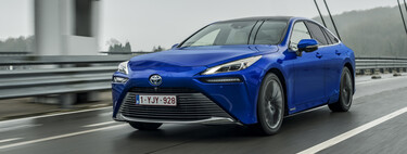 Probamos el nuevo Toyota Mirai: con 650 km de autonomía y silencio absoluto, aquí puedes operar tres tanques de hidrógeno.