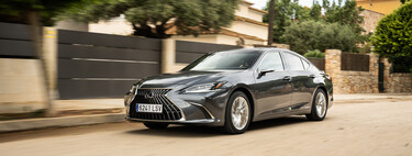 Probamos el Lexus ES 300h: un sedán híbrido muy cómodo con mejoras óptimas de información y entretenimiento.