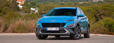 Probamos el Hyundai Kona 1.6 HEV Hybrid, que es un vehículo todoterreno eficiente y cómodo.
