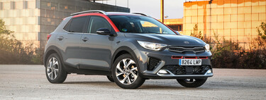 Probamos el nuevo Kia Stonic, que ahora es un híbrido suave y tiene buenos ingredientes, contra un SEAT Arona o un Renault Captur.