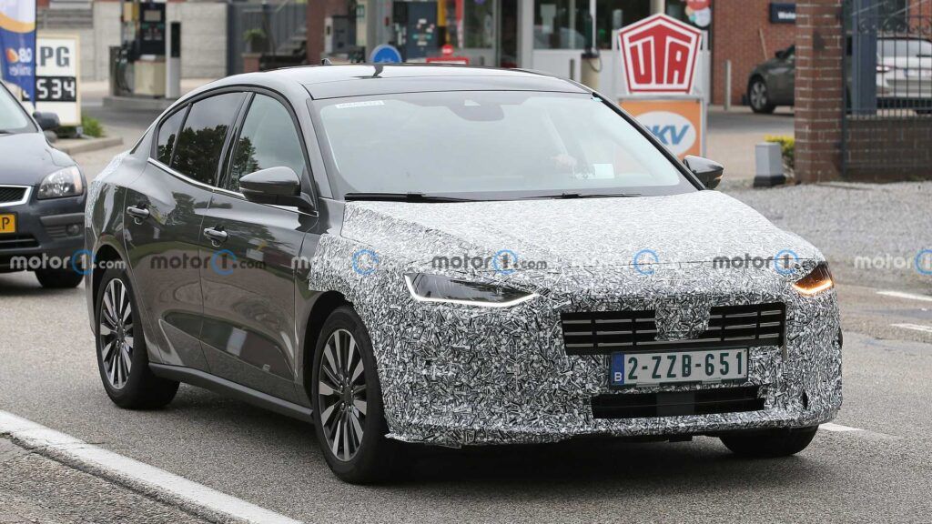 Ford Focus rediseñado y perseguido en forma de sedán