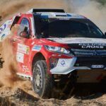 Cristina Gutiérrez muestra su coche en el Dakar 2019
