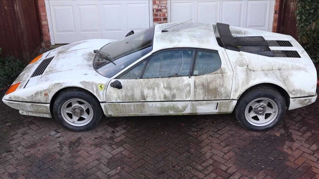 Este Ferrari 512 BBi abandonado parece nuevo después del lavado