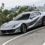 El Ferrari 812 GTO se puede vislumbrar en Maranello
