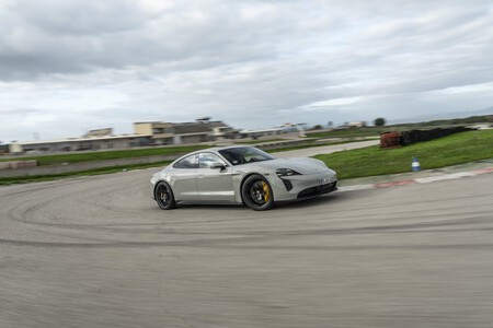 Pin de prueba Porsche Taycan Gts 54