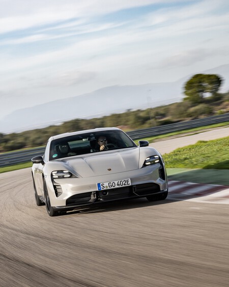 Pin de prueba Porsche Taycan GTS 32