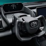 El volante del nuevo Toyota bZ4X llega a Europa para afrontar el yugo de Tesla
