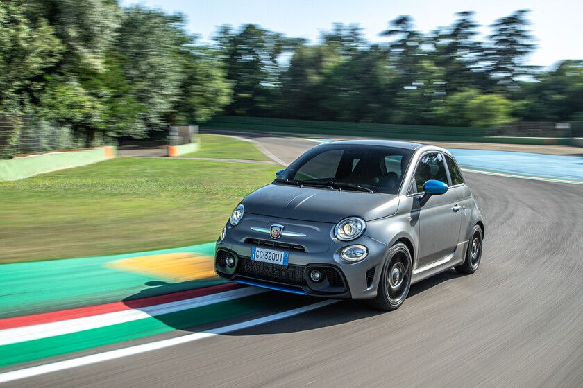 Probamos el Abarth F595, un coche muy inusual con personalidad y 165 CV.