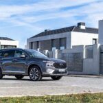 SUV de siete plazas, bien equipado, cerca del mercado de alta gama