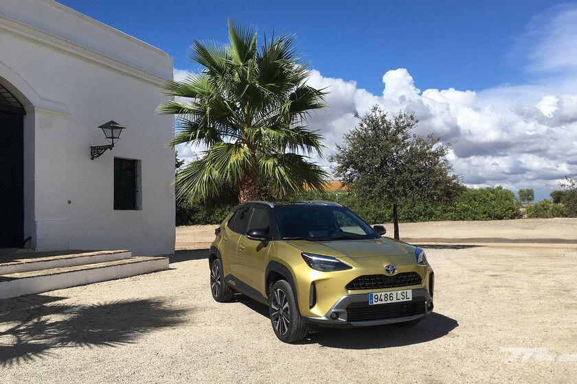 SUV híbrido B con sistema de asistencia de serie y conectividad de última generación.