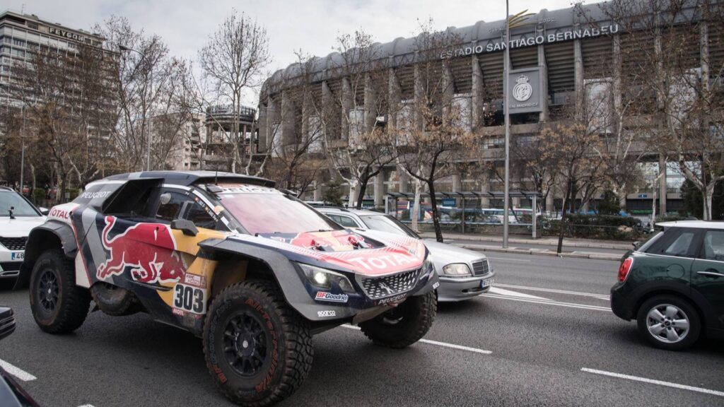 La comunidad de Madrid rinde homenaje a Carlos Sainz y Lucas Cruz