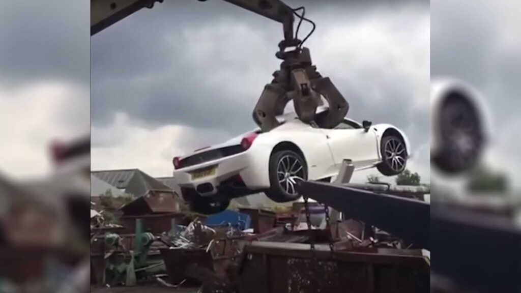 La policía británica destrozó este Ferrari 458 Spider