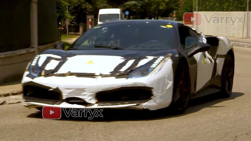 El prototipo de un futuro Ferrari híbrido cazado en Maranello