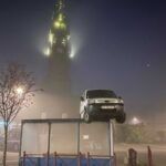 ¿Qué está haciendo esta furgoneta en la parada del autobús?