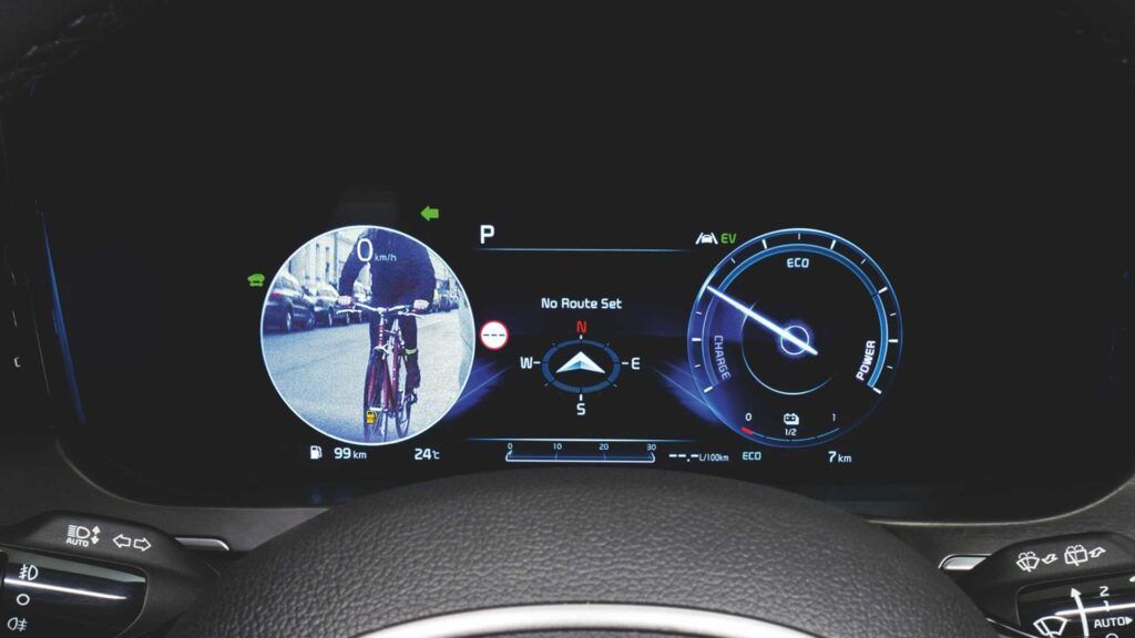 Los vehículos en el punto ciego se pueden ver en la pantalla.