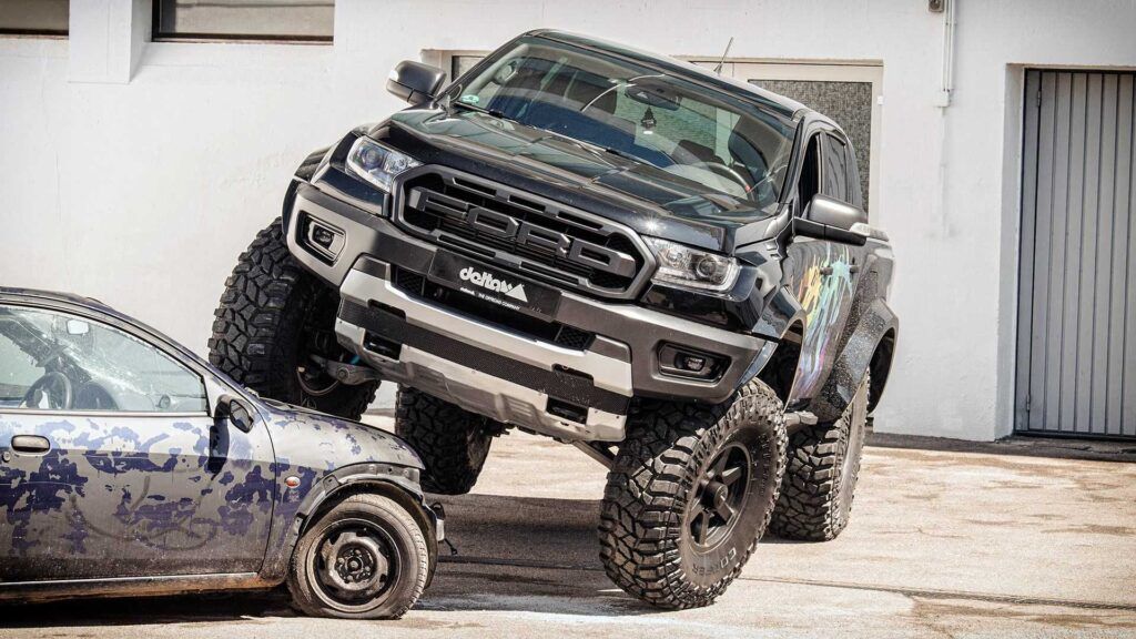 Este es un salvaje Ford Ranger Raptor fabricado por delta4x4. ha sido preparado