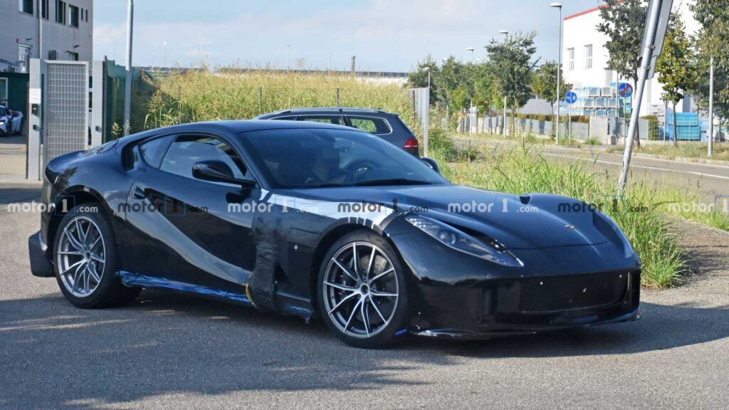 El hipotético Ferrari 812 GTO fue visto pero aún disfrazado