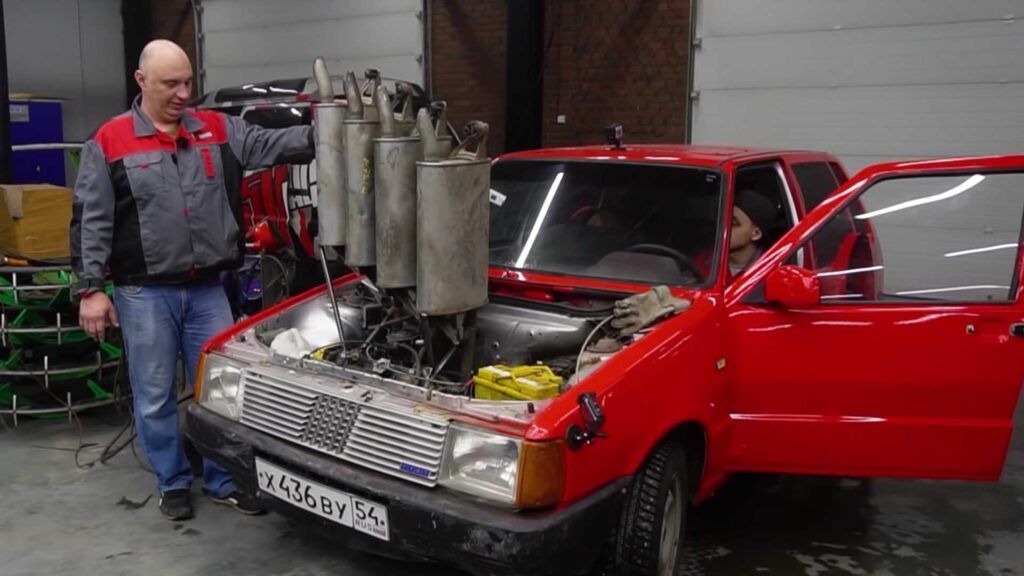 Este Fiat Uno con cuatro silenciadores solo se puede encontrar en Rusia