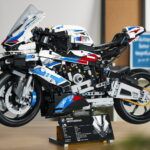 El nuevo BMW M 1000 RR de Lego Technic de $ 300 está equipado con una transmisión de tres velocidades que funciona
