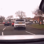 Land Rover Discovery Sport chocó con un Toyota GR Yaris en una rotonda e hizo un vuelco increíble