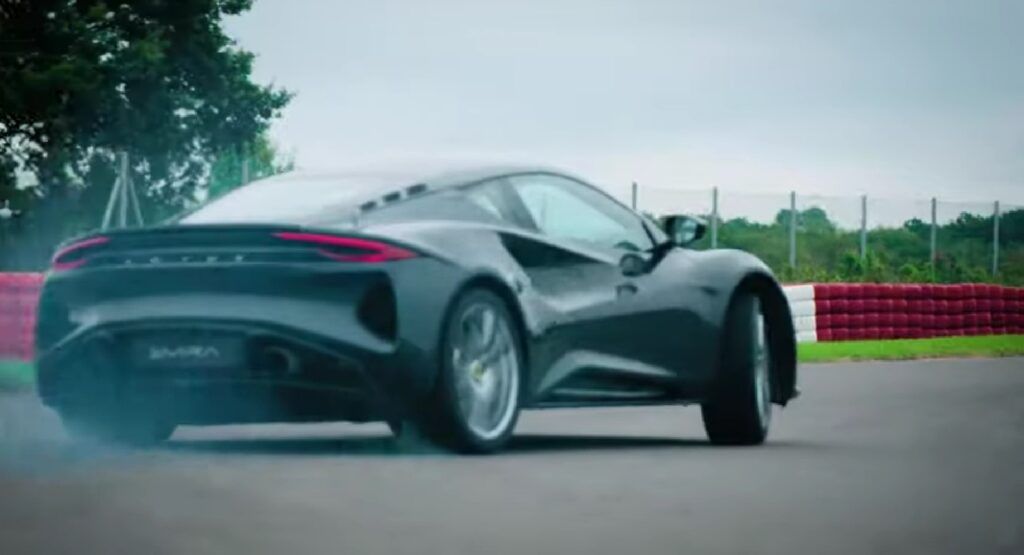 Vea el desempeño del ingeniero de Lotus Hoon The New Emira en la pista de pruebas
