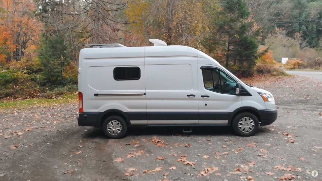 Tendrás alucinaciones en esta Ford Transit Camper, hecha a mano.