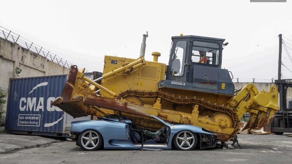El Ferrari 360 Spider es aplastado por una excavadora