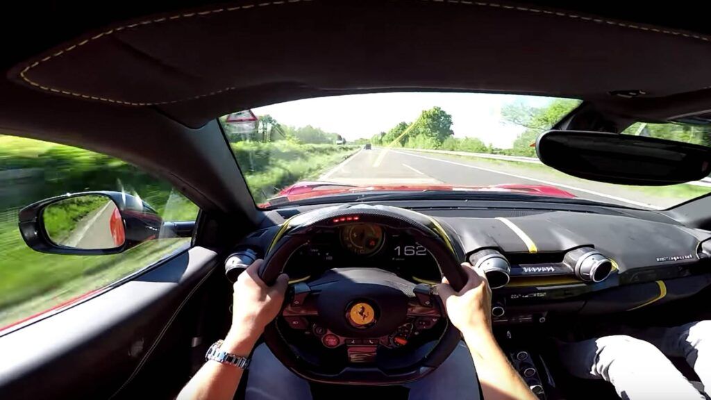 Vídeo del Ferrari 812 Superfast viajando a 320 km / h por la autopista
