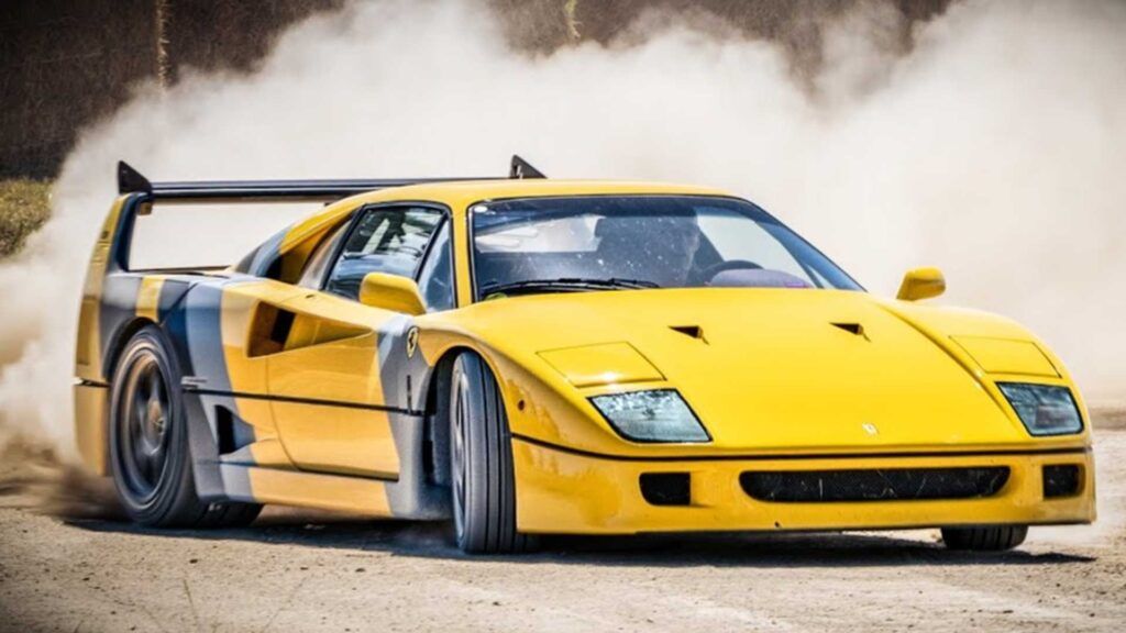 Un Ferrari F40 está a la deriva en el suelo … ¡es increíble!