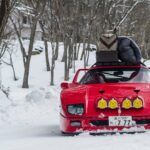 Un Ferrari F40 juega en la pista de esquí
