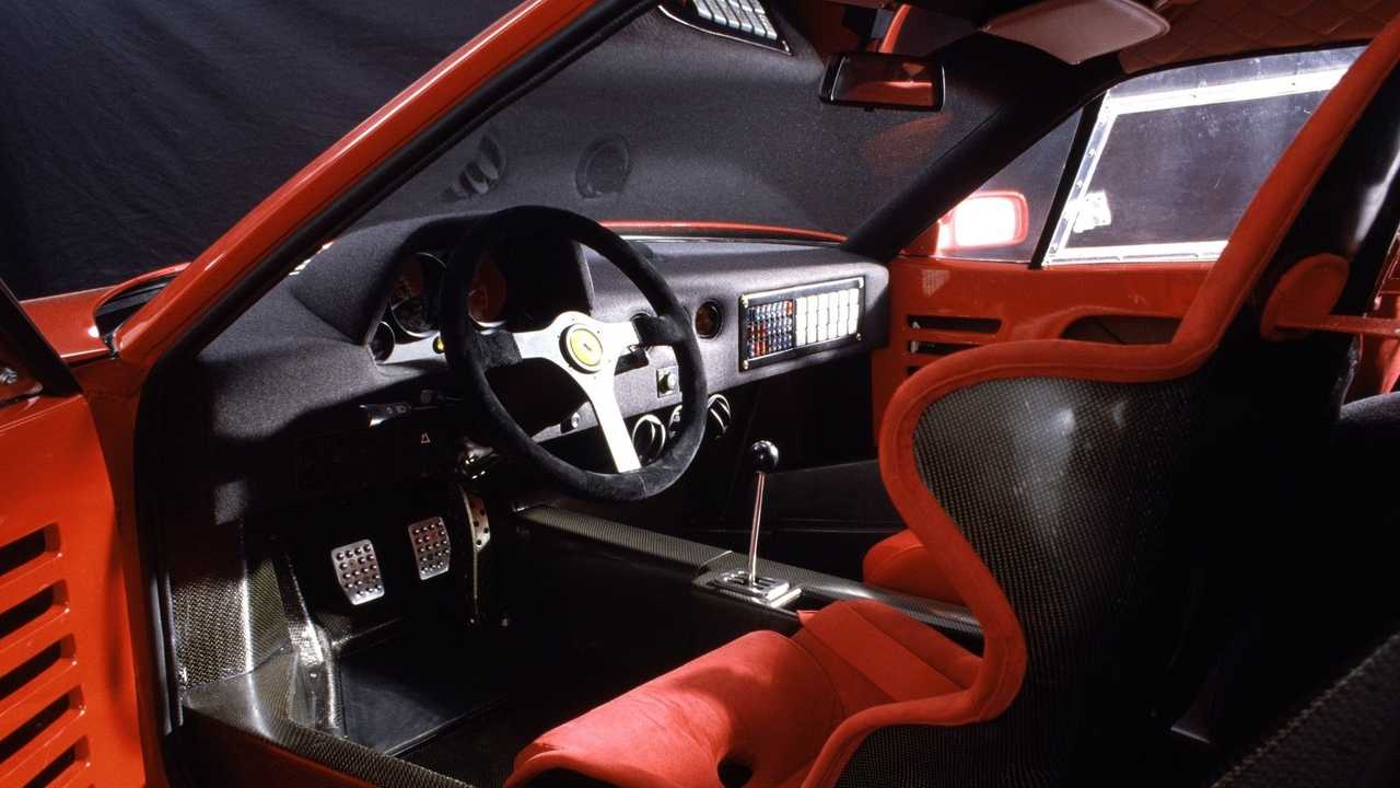 Ferrari F40: dimensiones e interior