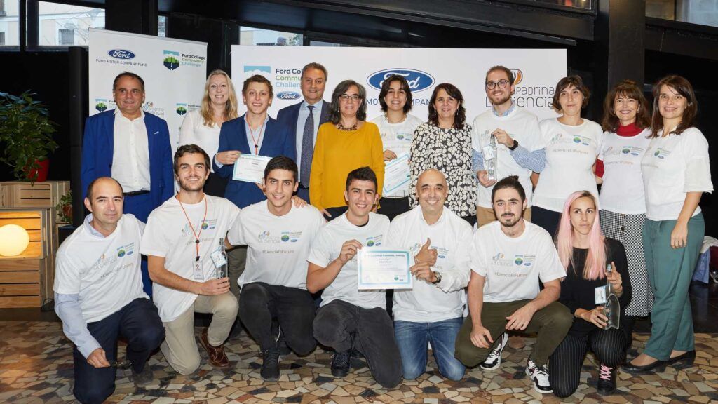 Programa de trabajo social de Ford para recompensar a los estudiantes universitarios