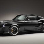 Cargando autos para mostrar un Mustang eléctrico en Goodwood